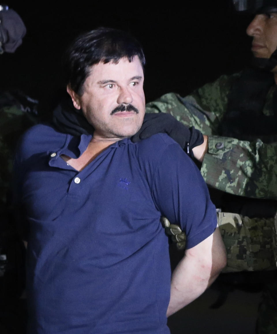 Fotografía de archivo fechada el 8 de enero de 2016 que muestras al narcotraficante Joaquín “El Chapo” Guzmán mientras es conducido a un helicóptero de la Marina Armada de México, en la capital mexicana tras su recaptura en la ciudad de Los Mochis, Sinaloa (México). EFE/José Méndez/ARCHIVO