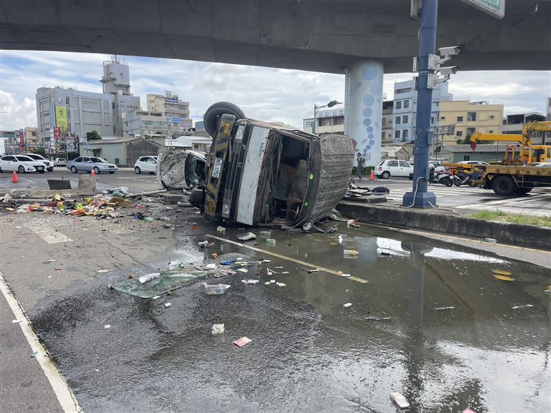 水泥車煞車失靈撞噴白色轎車、重機。（圖／民眾提供）