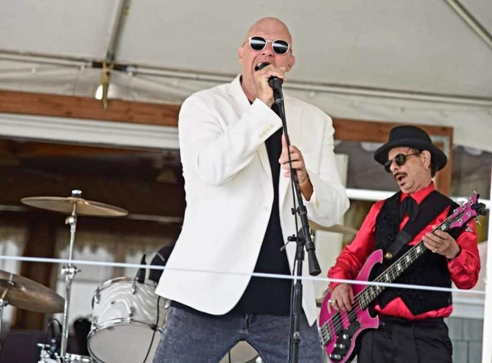 Singer Jim Taft and Danny Klein will perform Sunday afternoon at the East Bridgewater Commercial Club.