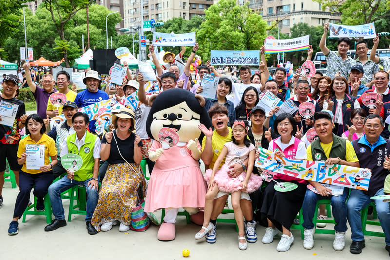 瘋北大兒童上街趣活動登場 第5屆「瘋北大兒童上街趣」14日在新北市三峽區大 義路封街舉辦活動，民進黨立委蘇巧慧（前右3）、 時代力量黨主席王婉諭（前左）等地方民代一同出席 開幕活動，共襄盛舉。 中央社記者王騰毅攝　113年9月14日 