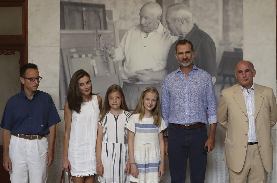 La reina Letizia, el rey Felipe y sus dos hijas