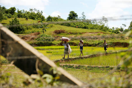 Rohingya people carrying their belongings are seen approaching the Bangladesh-Myanmar border in Cox’s Bazar, Bangladesh, August 27, 2017. REUTERS/Mohammad Ponir Hossain