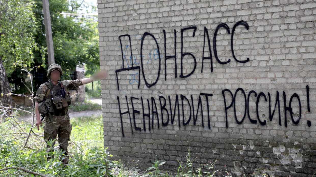 Graffiti on the wall of a building in Chasiv Yar. Photo: Getty Images