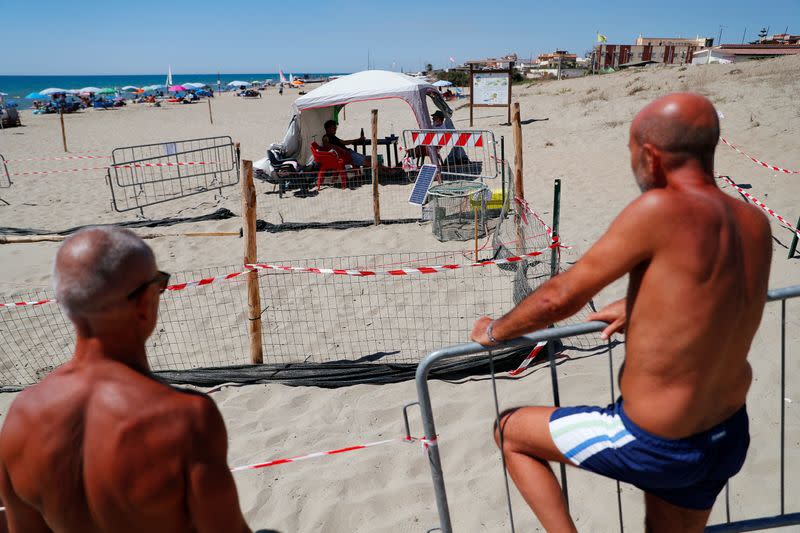 Crowded Rome beach awaits baby turtle hatching