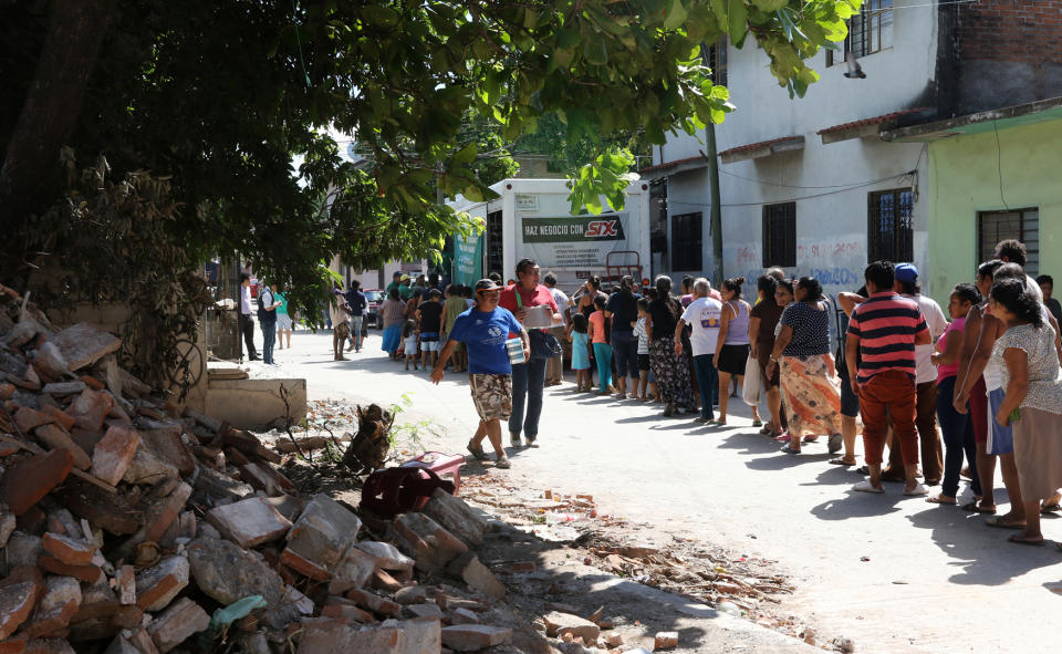 FOTOS: El día que las cervezas Tecate se cambiaron por agua para damnificados del sismo en México