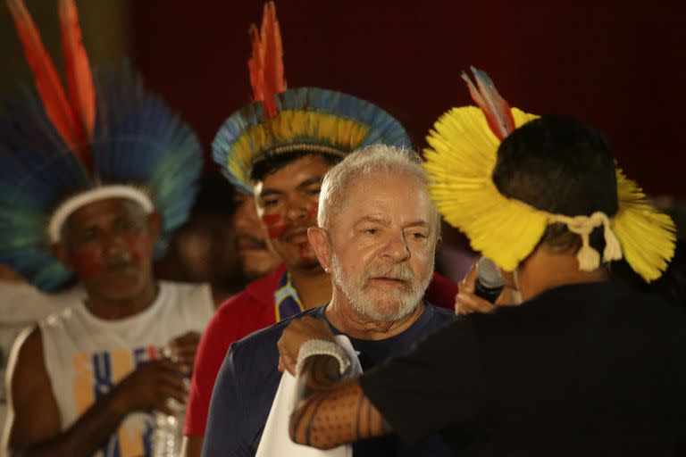 El expresidente Lula da Silva se reúne con líderes indígenas de la tribu Assurini en  Belem, en la región de Amazonas