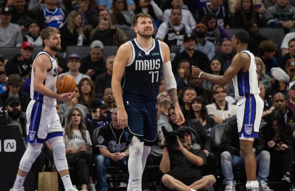 Dallas Mavericks guard Luka Doncic (77) looks at the scoreboard with his team trailing in the first half against the Sacramento Kings on Saturday. Hector Amezcua/hamezcua@sacbee.com