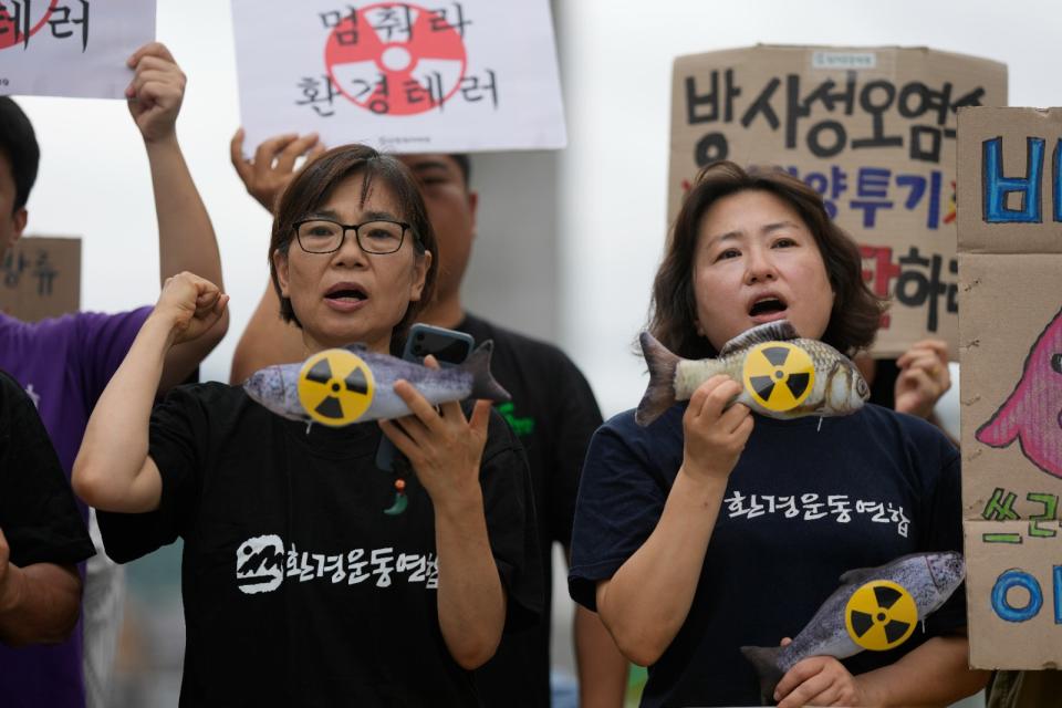 韓國民眾手持道具，抗議日本福島核廢水排放入海。美聯社