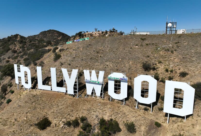 Los Angeles, CA - October 04 Painting contractors put a fresh coat of white paint on the Hollywood sign Tuesday, Oct. 4, 2022 in Los Angeles, CA. The world famous landmark was last painted in 2012.(Brian van der Brug / Los Angeles Times)