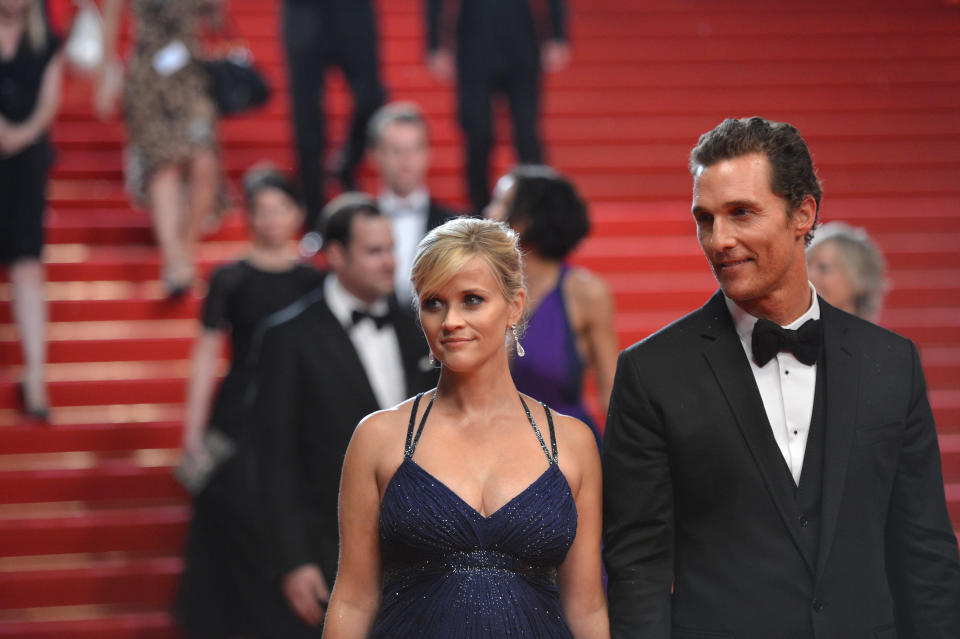 US actors Reese Witherspoon (L) and Matthew McConaughey smile as they leave the Festival Palace following the screening of the film 'Mud' presented in competition at the 65th Cannes film festival on May 26, 2012 in Cannes.  AFP PHOTO / ALBERTO PIZZOLI 