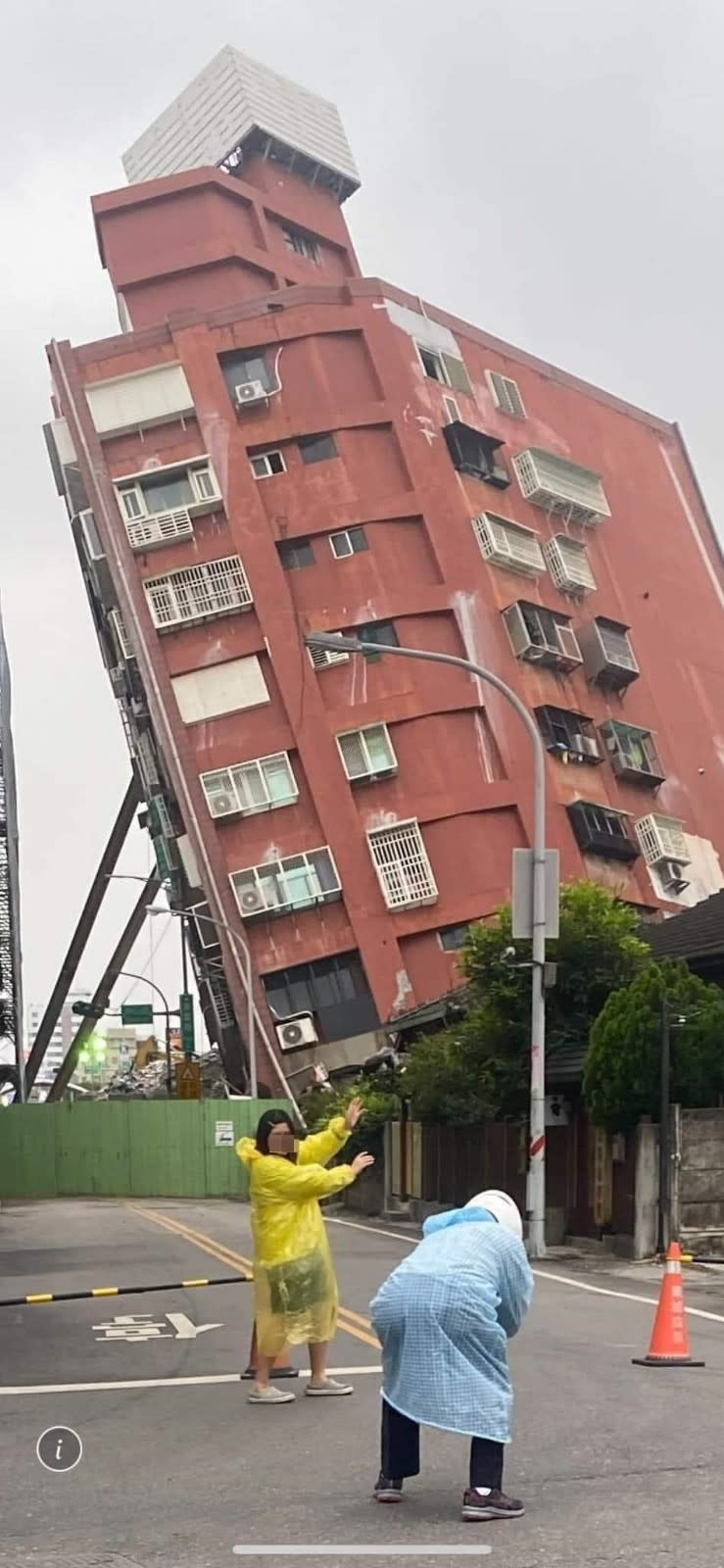 情侶檔在倒塌傾斜的花蓮市天王星大樓前方開心擺拍。取自臉書爆廢1公社