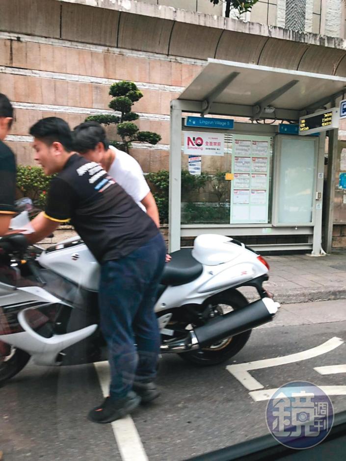曾子余牽新車，黃鐙輝幫忙帶到台北南港試車，被讀者直擊。（讀者提供）
