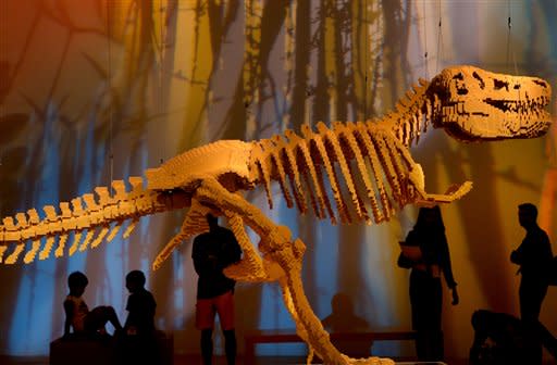 Dinosaurio tamaño real en la exposición "The Art of the Brick", de Nathan Sawaya, en Singapur. / Foto: AP