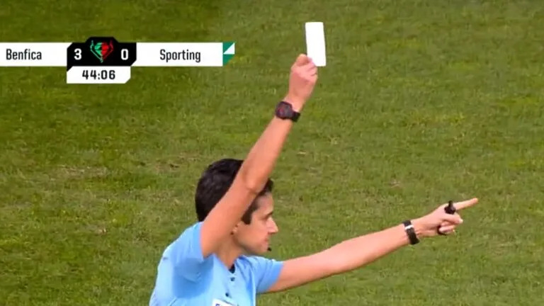 En Portugal, una referee mostr&#xf3; la primera tarjeta blanca en un partido de f&#xfa;tbol.