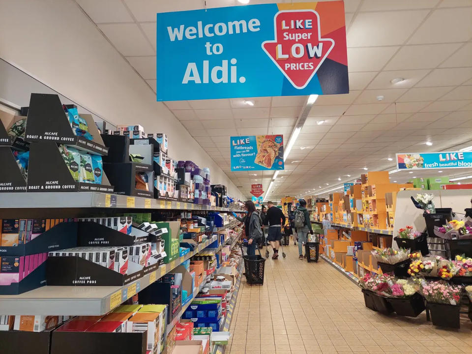 Eine Aldi-Süd-Filiale in London, in der die Produkte direkt aus den Lieferboxen verkauft werden. - Copyright: Grace Dean/Insider