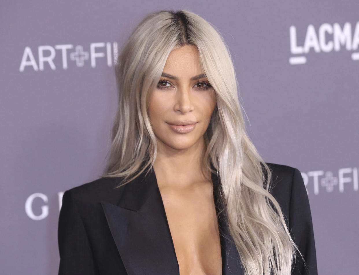 Kim Kardashian wirbt mit einem weiteren Nacktfoto für ihren neuen Duft. (Bild: Willy Sanjuan/Invision/AP Photo)