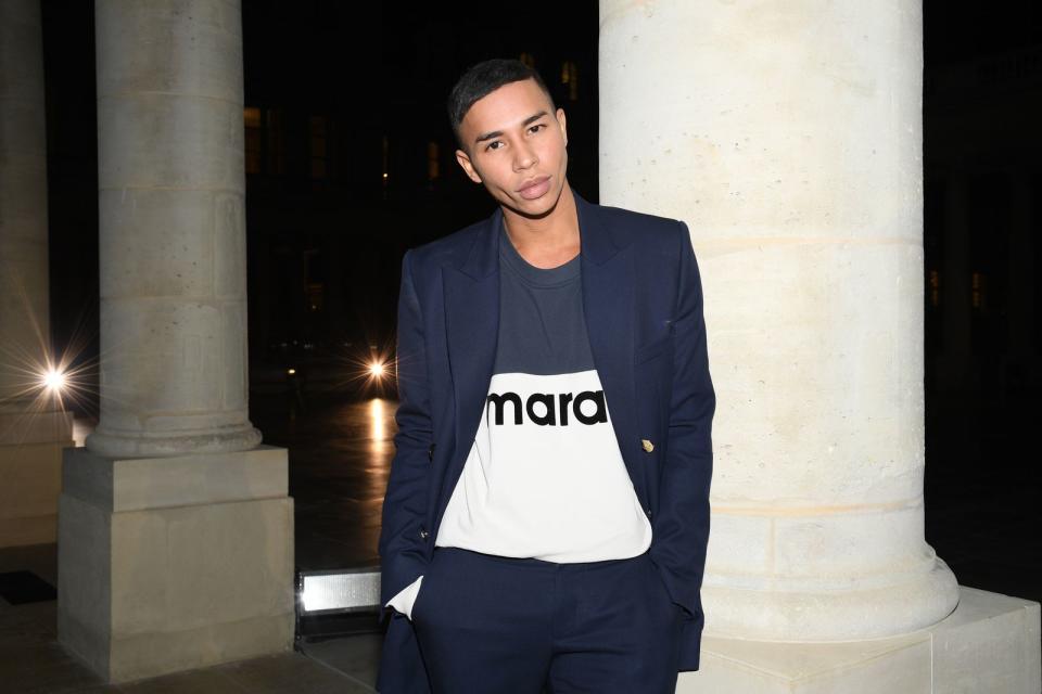 Seit 2011 ist der Franzose Olivier Rousteing Kreativdirektor bei Balmain - damals mit nur 25 Jahren der jüngste Designchef eines Pariser Modehauses. Dem Ausnahmetalent gelang es, das Balmain-Erbe zu wahren und gleichzeitig einen aktuellen Look zu schaffen. Seine Kollektionen bringen die DNA der Marke auf ein neues Level: fantasievoll, erotisch und auch immer etwas provokant. (Bild: 2020 Getty Images/Pascal Le Segretain)