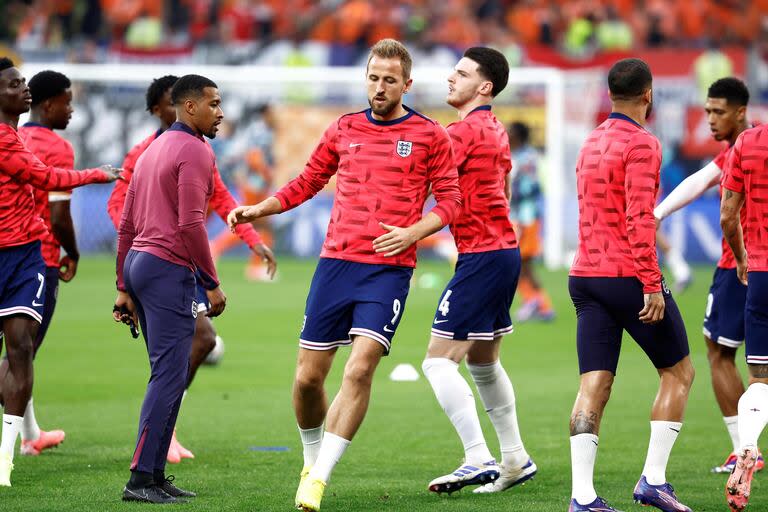 Harry Kane durante la entrada en calor con sus compañeros