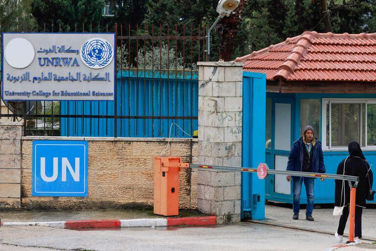 Los palestinos se encuentran en la entrada de la Escuela Universitaria de Ciencias de la Educación administrada por la UNRWA en la ciudad de Ramallah, en la Cisjordania ocupada, el 29 de enero de 2024.