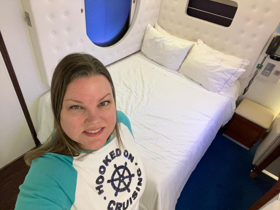 lauren mack selfie in studio stateroom on norwegian getaway cruise