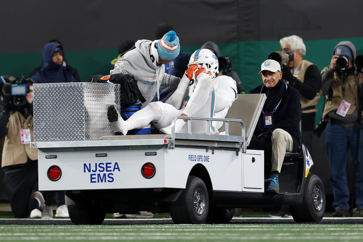 Quarterback Dolphins Jevon Holland menyebut Stadion MetLife ‘sampah’ setelah Jaylan Phillips keluar lapangan sambil menangis