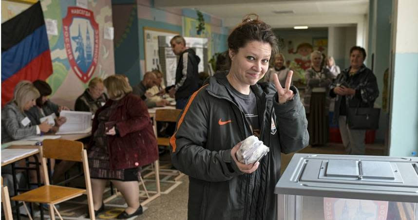 民眾在俄佔區頓內茨克的投票所內投票。（圖／達志／美聯社）