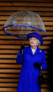 <p>Was könnte wohl besser zu einem royalblau gerahmten Regenschirm passen als ein waschechter Royal? Baden ging die Queen natürlich nicht, sondern wurde standesgemäß unter einem ihrer transparenten Schirme geschützt. (Bild: PA) </p>