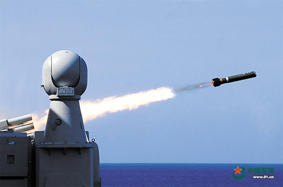 <strong>解放軍海軍某護衛艦支隊近日進行海上協同訓練。圖為戰艦發射干擾彈。（圖／翻攝《中國軍網》）</strong>