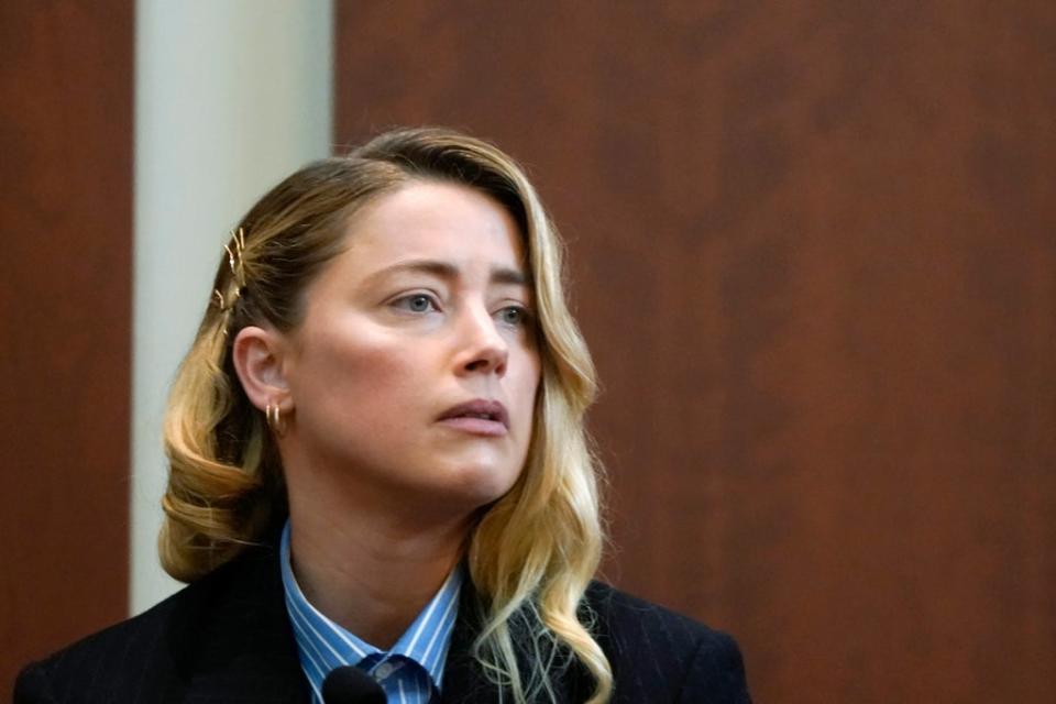 Amber Heard testifica en el Tribunal de Circuito del Condado de Fairfax, el miércoles 4 de mayo de 2022 (AP)