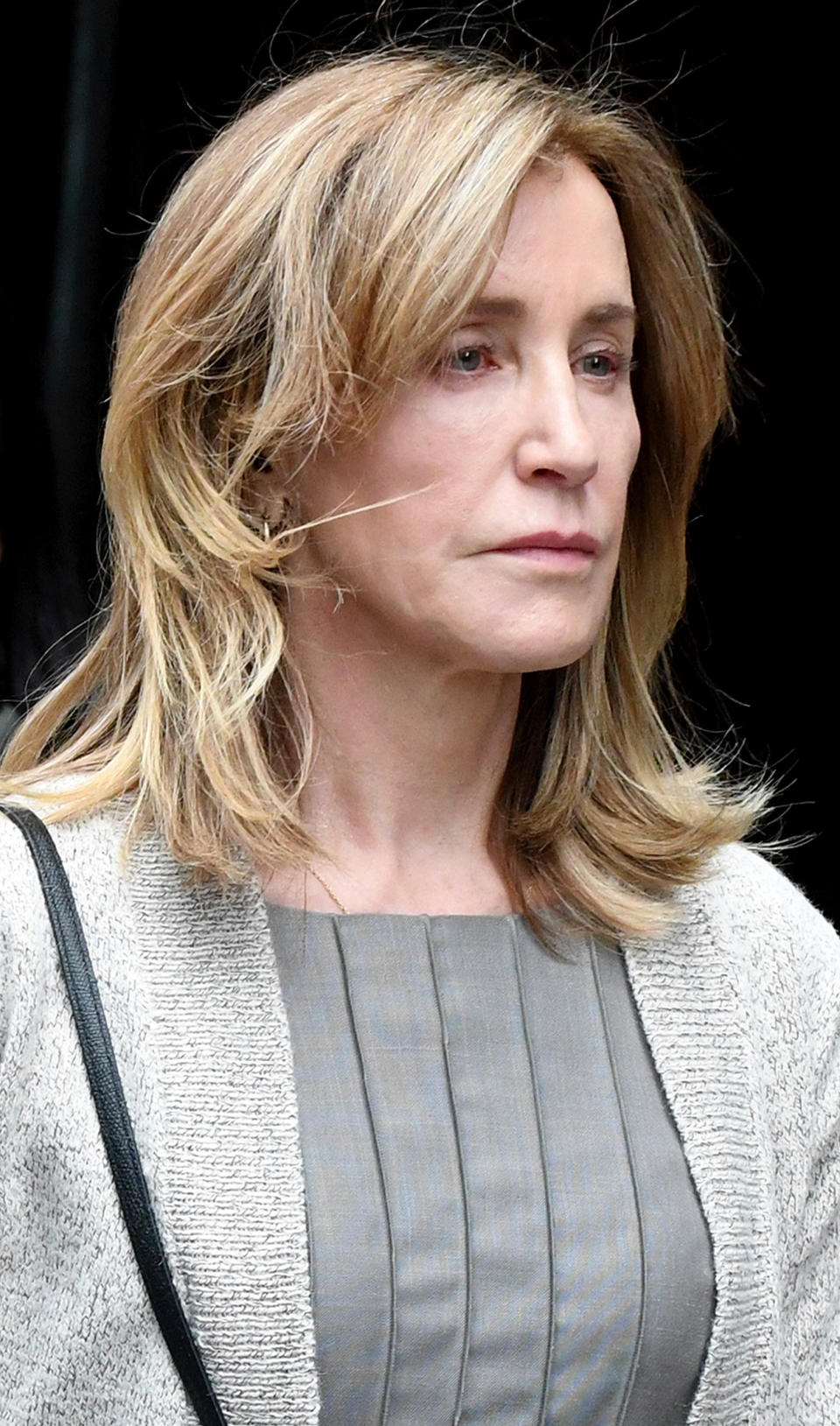 Felicity Huffman vient de passer sa toute première journée en prison. L'actrice, connue pour avoir incarné Lynette Scavo dans <em>Desperate Housewives</em>, a été jugée coupable dans une affaire de fraude aux diplômes universitaires. Elle passera les deux prochaines semaines en prison, et devra par la suite effectuer 250 heures de travaux d'intérêts généraux, et une année de liberté surveillée. (Photo by Jim Michaud / MediaNews Group/Boston Herald via Getty Images)