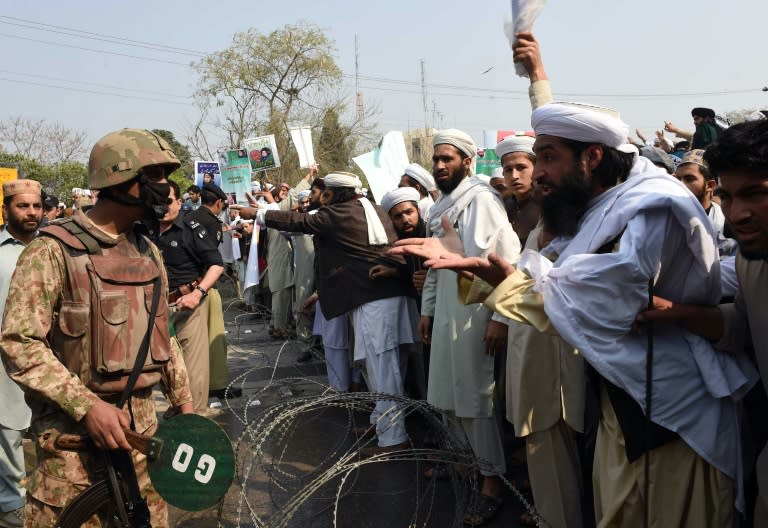 Supporters of convicted murderer Mumtaz Qadri argue with soldiers during a protest against Qadri's execution, in Peshawar, on February 29, 2016