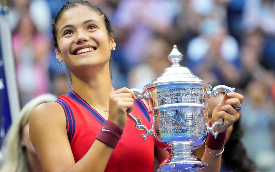 Emma Raducanu with the trophy after winning the 2021 US Open