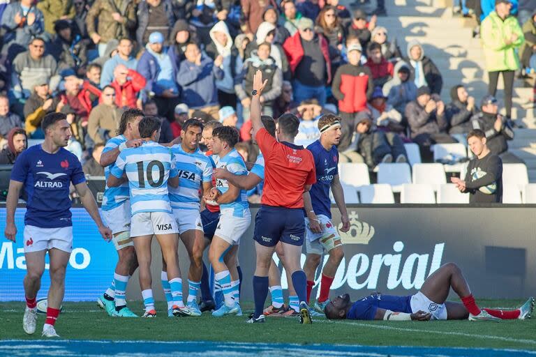 Los compañeros se abrazan a Matías Orlando, que volvió al equipo nacional, por el try que menguó sobre el final el tenor de la derrota de los Pumas.