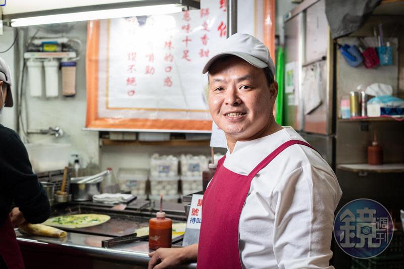 「明倫蛋餅」第二代老闆張良汕，傳承爸爸的古早味麵糊蛋餅。