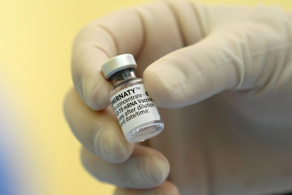 BNT和莫德納同屬mRNA疫苗，接種第二劑反應通常比第一劑明顯，建議接種完28天內謹慎留意。 (圖片來源：Getty Images)