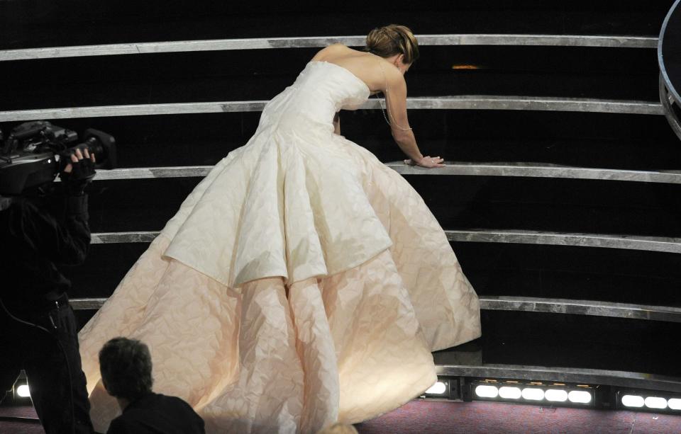 Jennifer Lawrence stumbling as she walks to the stage to during the 2012 Oscars. (Photo: Chris Pizzello/Invision/AP)