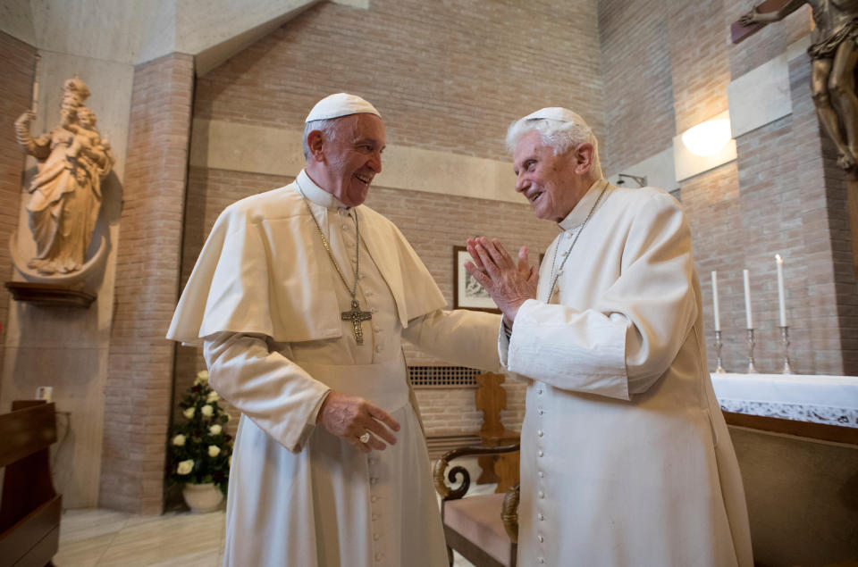 Zwei Päpste sind einer zu viel: Benedict XVI. (rechts) und Papst Franziskus. (Bild: ddp images)