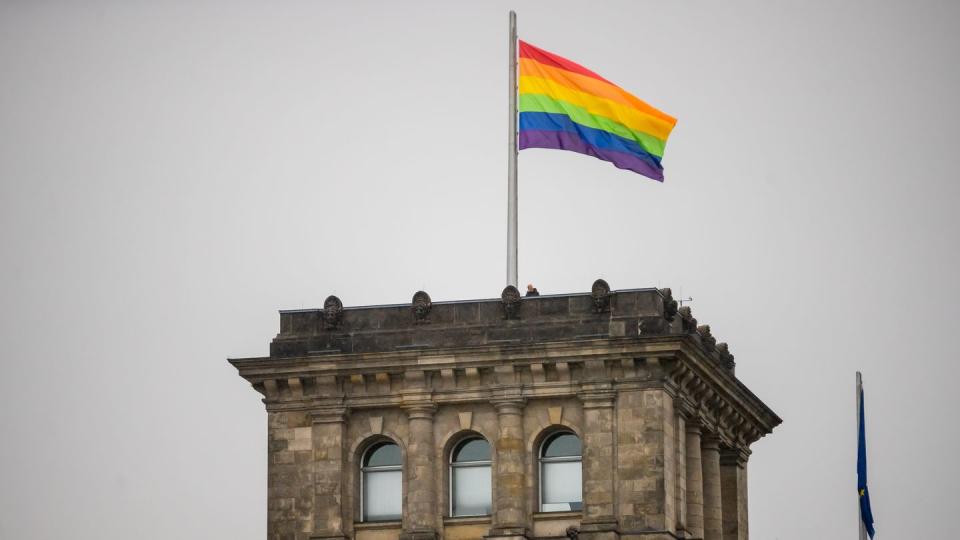 Die Regenbogenflagge weht über dem Bundestagsgebäude. (Bild: dpa)