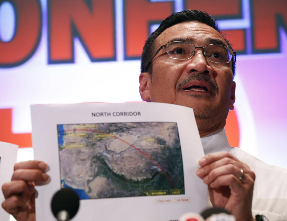 Hishamuddin Hussein, ministro interino de Transporte de Malasia, muestra un mapa del corredor norte donde se busca al avión desaparecido de Malaysia Airlines, el lunes 17 de marzo de 2014. (Foto AP/Vincent Thian)