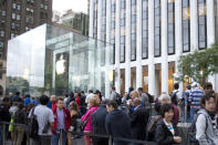 <b>2001 - Der erste Apple Store</b><br><br>Apple will nun direkt ran an den Kunden und nicht mehr über Zwischenhändler verkaufen. Also eröffnet das Unternehmen im Jahr 2001 im US-Bundesstaat Virginia den ersten Apple Store. Mittlerweile gibt es davon 394 weltweit, wie hier in der 5th Avenue in New York. Die Geschäfte sind die Tempel der Apple-Jünger, bei Neuerscheinungen von Produkten campieren sie tagelang vor den Läden. (Bild: AFP)