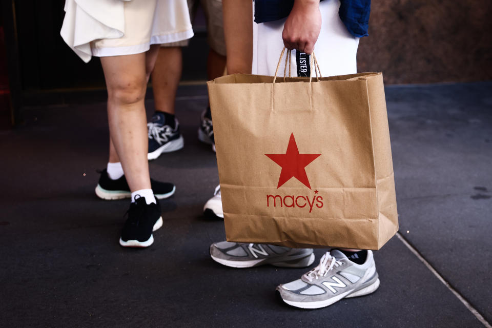 Mężczyzna niesie papierową torbę ze sklepu Macy's na Manhattanie, Nowy Jork, USA, 5 lipca 2024 r. (Zdjęcie: Beata Zawrzel/NurPhoto via Getty Images)