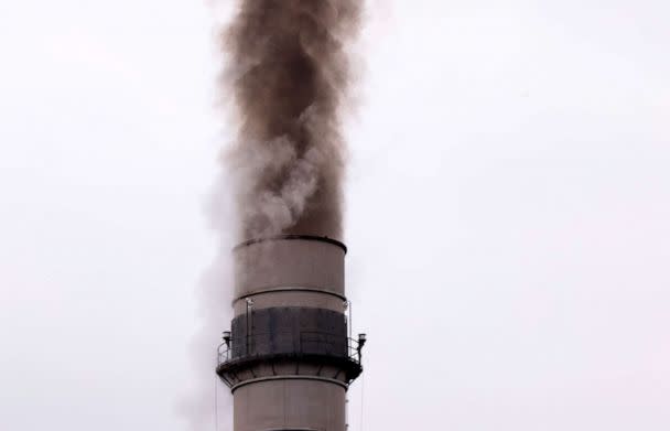 PHOTO: A factory emits smoke on April 17, 2023, in Carteret N.J. (VIEWPress/Corbis via Getty Images)