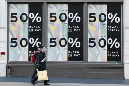 Unas personas caminan frente a la tienda Top Shop antes del "Black Friday" en Manhattan, Nueva York, EEUU, 23 de noviembre de 2018. REUTERS/Andrew Kelly