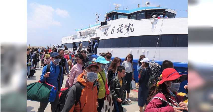 今年國旅大爆發，台灣本島往來澎湖旅客變多，但同時也影響當地居民交通權益。（圖／報系資料照）