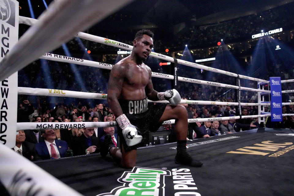 Charlo se arrodilla después de un golpe de 'Canelo'