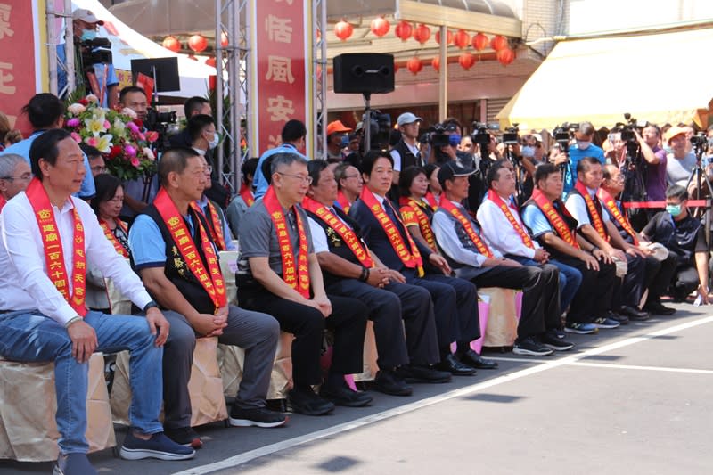 苗栗通霄白沙屯拱天宮建廟160周年慶典29日開幕，各陣營總統參選人受邀到場祝賀，4人首度同框，但僅禮貌致意、握手，少有互動。（中央社）