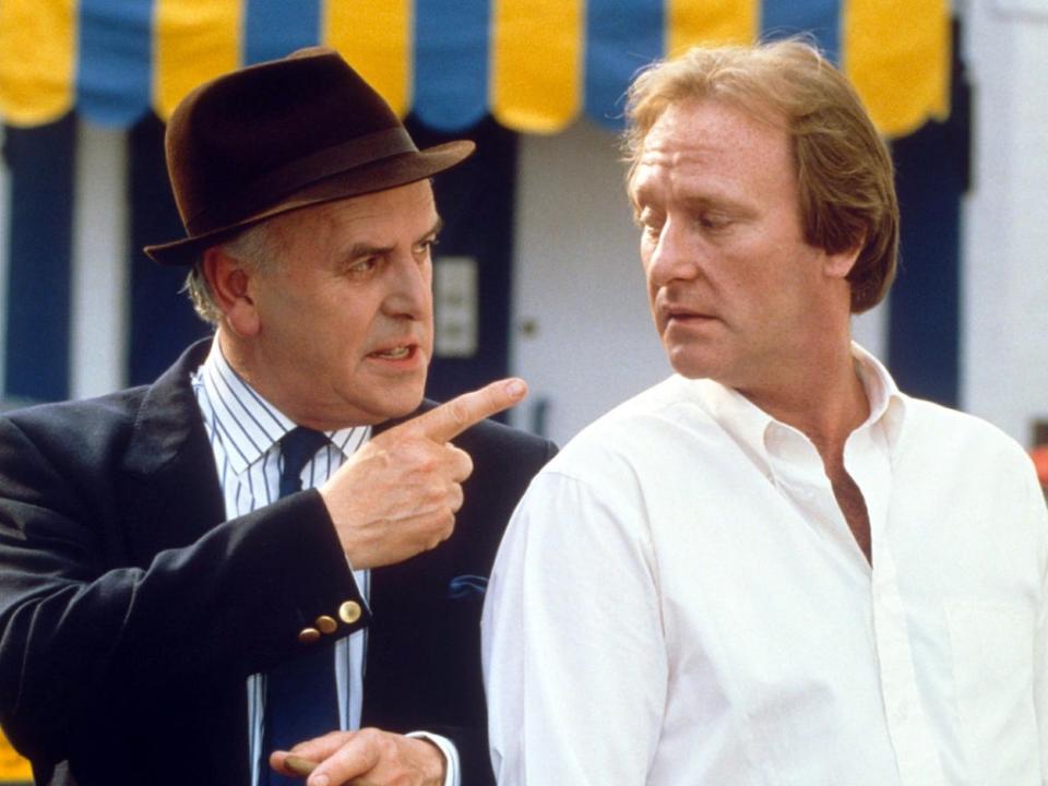 George Cole y Dennis Waterman en ‘Minder’ de 1984 (Fremantle Media/Shutterstock)