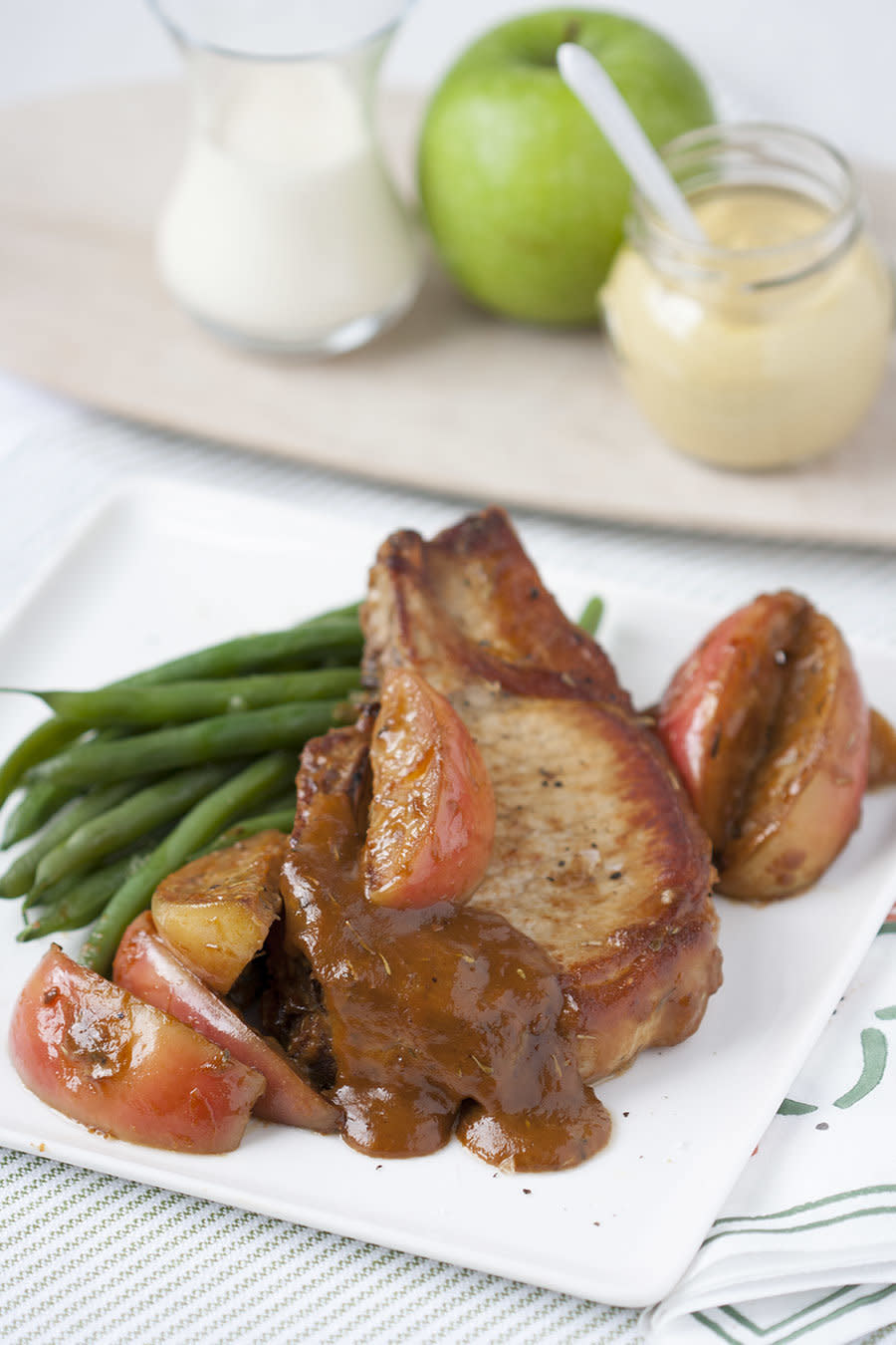 <strong>Get the <a href="http://singlyscrumptious.com/creamy-pork-chop-with-mustard-and-apples/" target="_blank">Creamy Pork Chop With Mustard And Apples recipe</a>&nbsp;from Singly Scrumptious</strong>