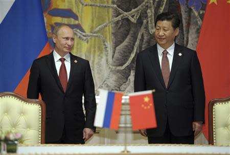 Russia's President Vladimir Putin (L) and China's President Xi Jinping attend a signing ceremony in Shanghai May 21, 2014. REUTERS/Alexei Druzhinin/RIA Novosti/Kremlin