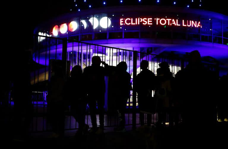 Expectativa por el eclipse en Buenos Aires: decenas de personas se reunieron en El Planetario, en Palermo.